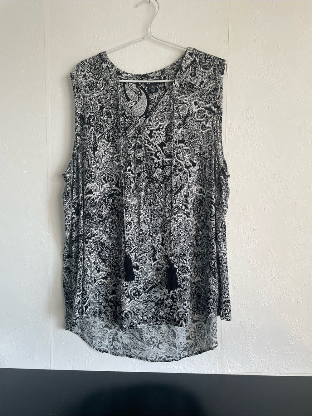 Torrid Sleeveless Black & White Paisley Tie-Front Top